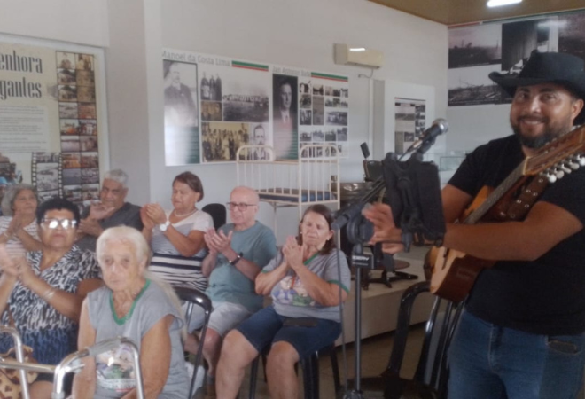 Atividade-cultural-marca-o-Mes-da-Pessoa-Idosa-com-integrantes-do-Clube-da-Melhor-Idade-Florentino-da-Silva