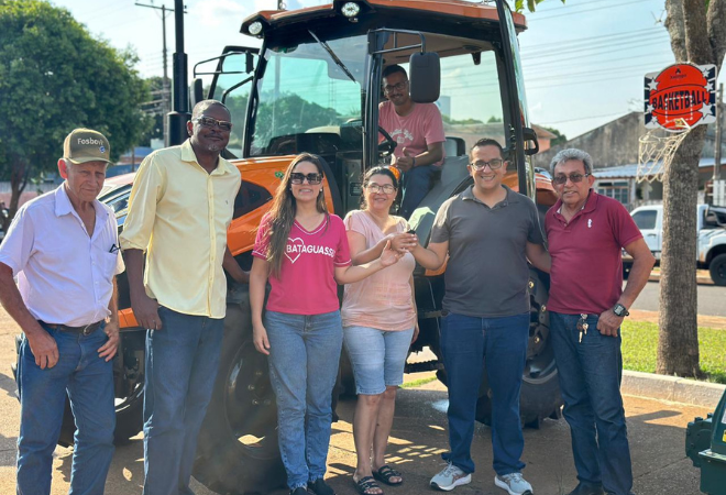 Prefeitura-entrega-trator-e-implementos-agricolas-a-Associacao-de-Moradores-do-Bairro-Rural-Reta-A-2