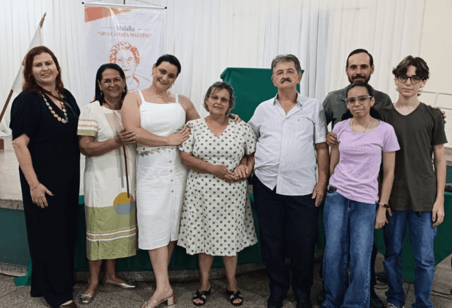 Madalena-da-Silva-Lima-recebe-a-Medalha-Diva-Camara-Martins-em-cerimonia-realizada-no-Clube-da-Melhor-Idade