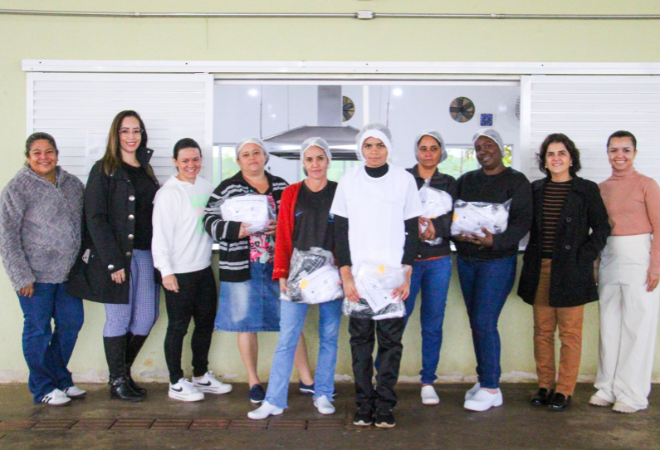 Novos-uniformes-garantem-mais-seguranca-e-qualidade-no-preparo-da-alimentacao-escolar